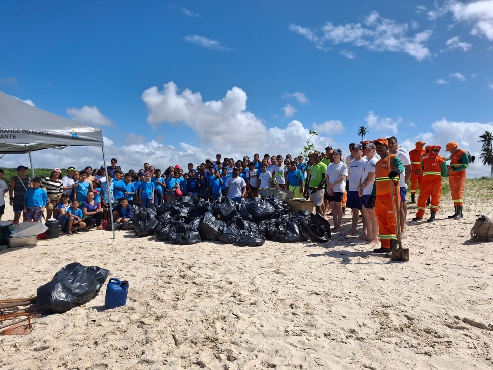 Cerca de 1 tonelada de lixo foi retirado do Rio Potengi em Natal — Foto: Tarcis Trajano