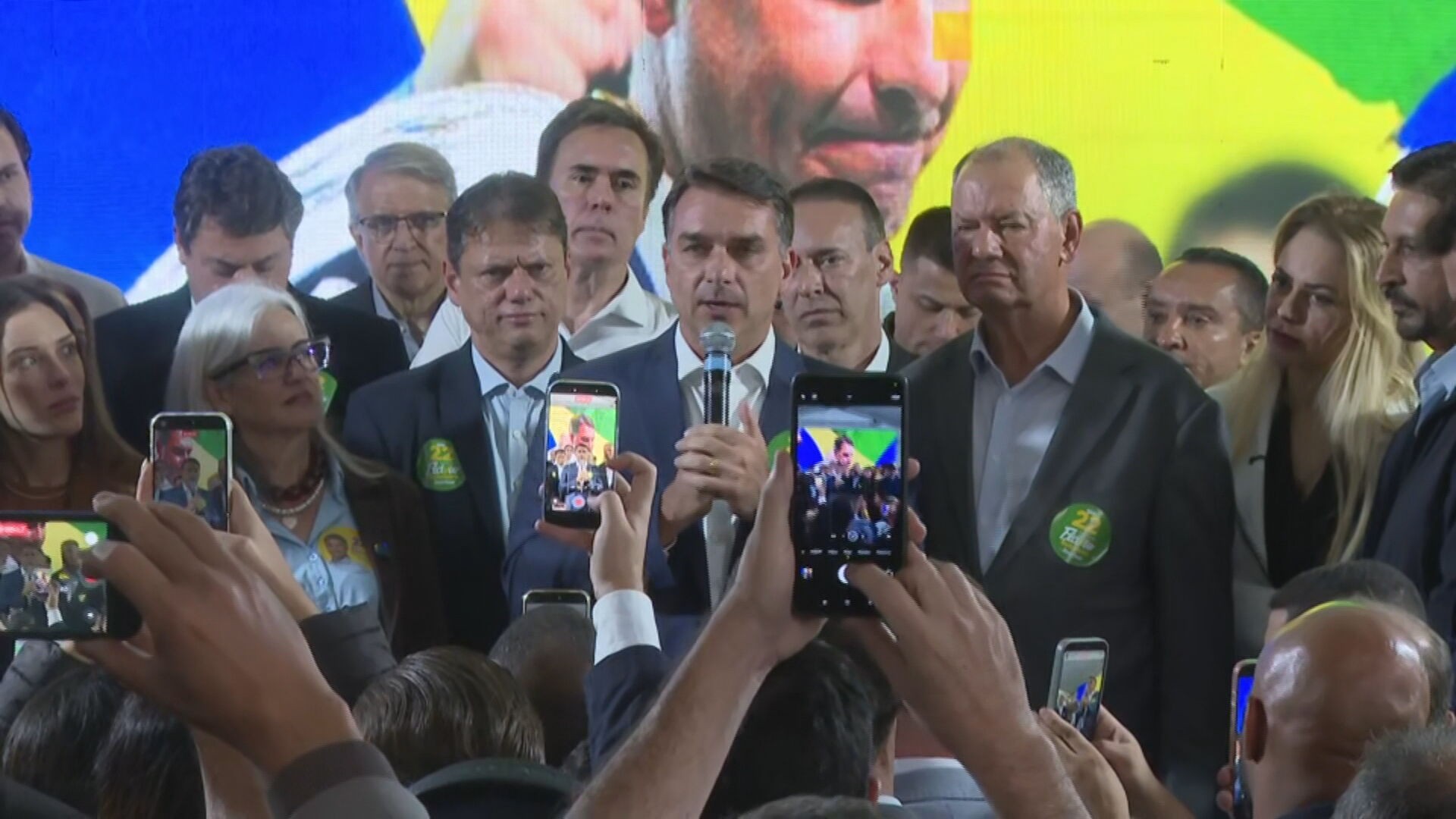 Em evento em que MDB formaliza apoio a Flávio Bolsonaro, candidato diz que não vai a debate no domingo e avalia o próximo