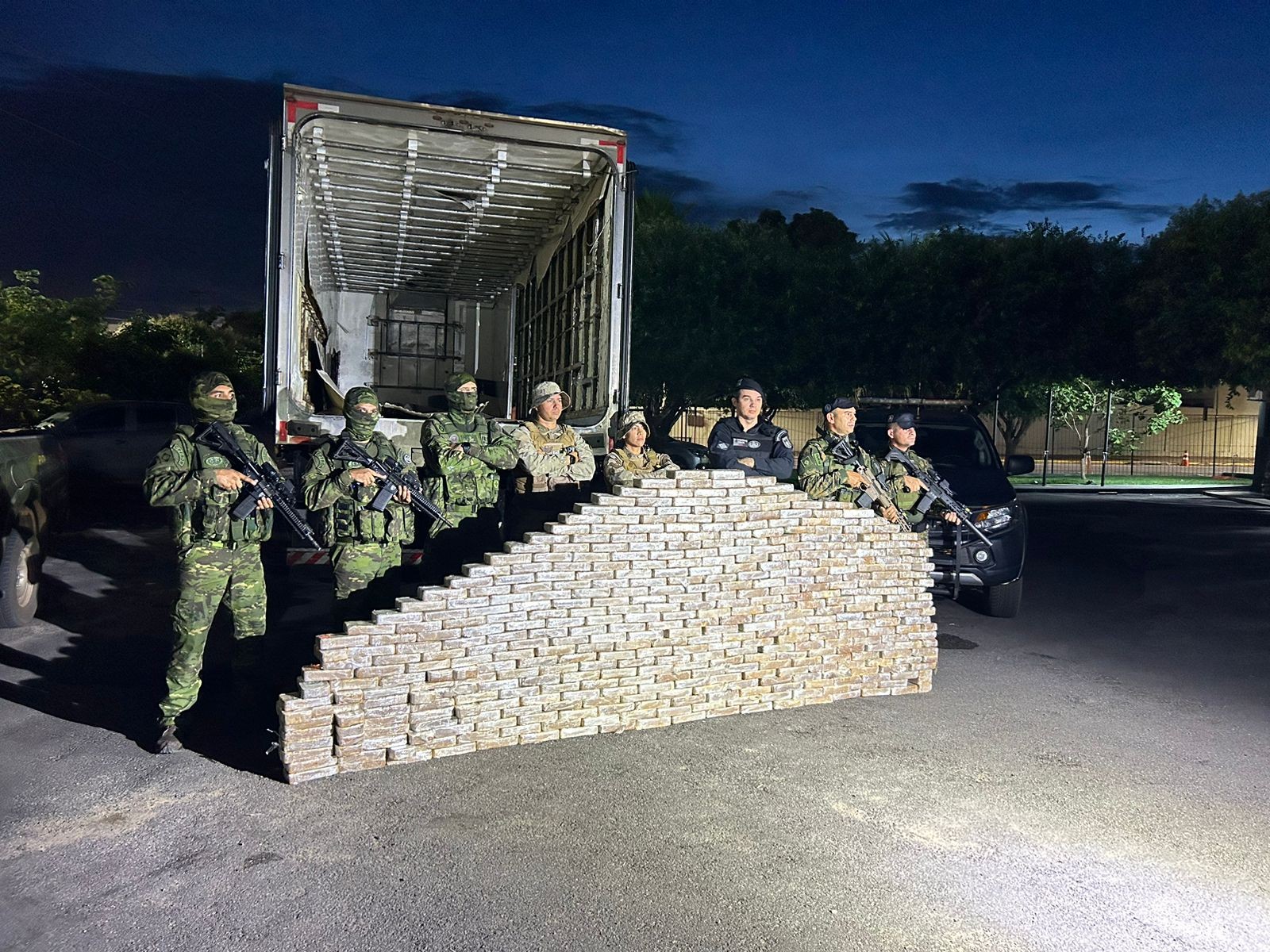 Mais de 400 kg de drogas são apreendidos em caminhão e motorista é preso suspeito de tráfico em MT 