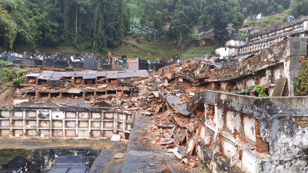 Gavetas de sepultamento desabaram com a forte chuva que atingiu Petrópolis — Foto: Reprodução redes sociais