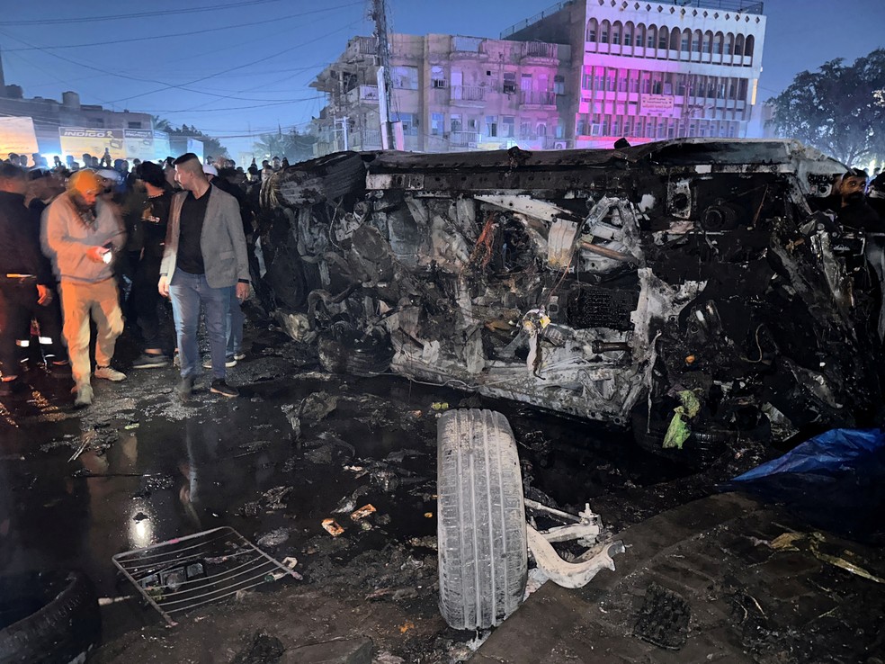 Carro destruído em Bagdá, no Iraque, após ataque de drone do exército dos Estados Unidos, em 7 de fevereiro de 2024. — Foto: REUTERS/Ahmed Saad