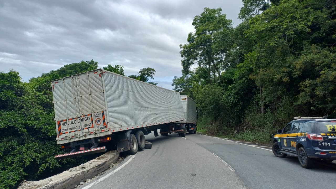 Carreta fica atravessada na descida da Serra das Araras e interdita trecho em Piraí