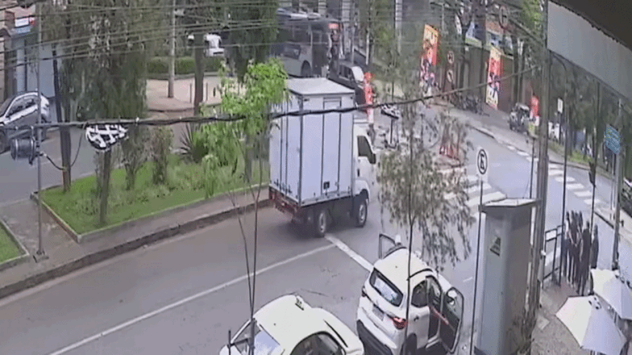VÍDEO: caminhão-baú capota ao avançar semáforo e ser atingido por carro em cruzamento de BH