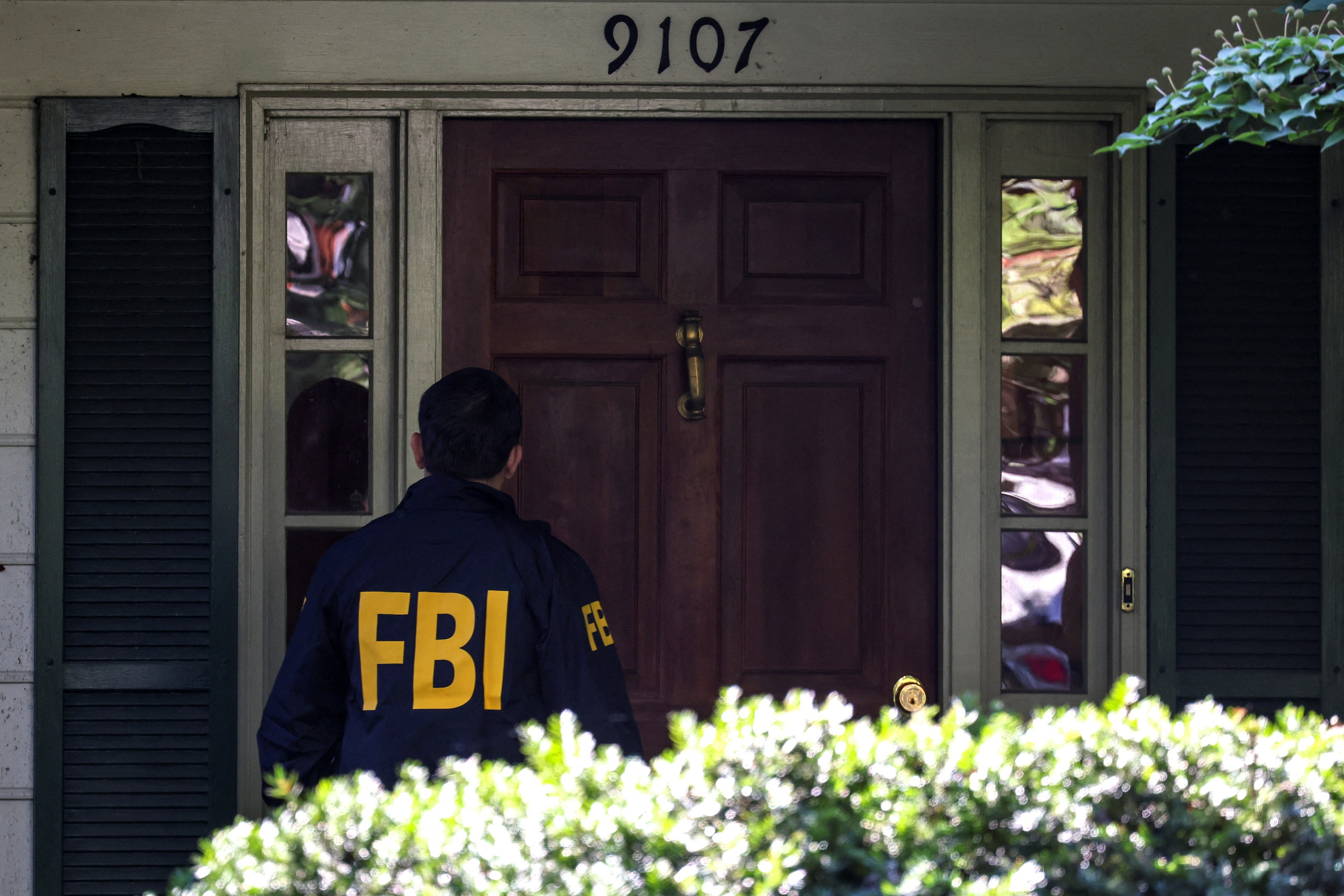 FBI faz buscas na casa de ex-assessor de Trump que criticou governo dos EUA