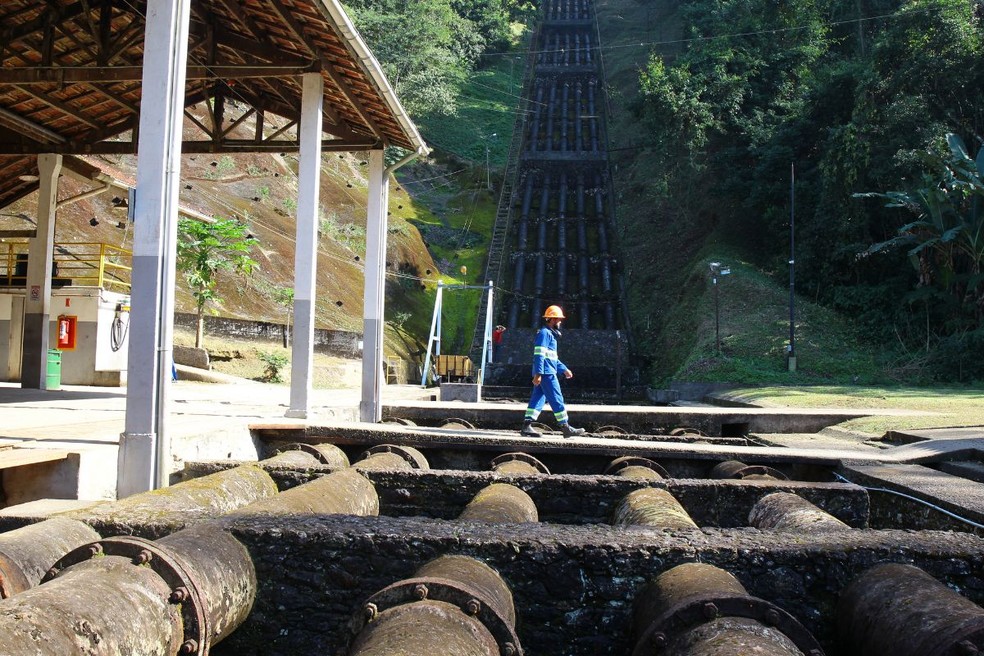 &Aacute;gua vai da represa at&eacute; a Usina de Itatinga por meio de tubos. &mdash; Foto: Vanessa Rodrigues/A Tribuna Jornal
