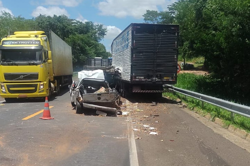 Engavetamento entre caminhões e carros mata um idoso e deixa outras duas idosas feridas em Parapuã (SP) — Foto: Polícia Rodoviária