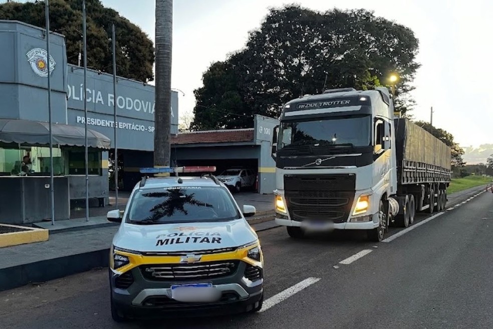 Caminhão roubado é recuperado em Presidente Epitácio (SP) — Foto: Reprodução/Polícia Rodoviária