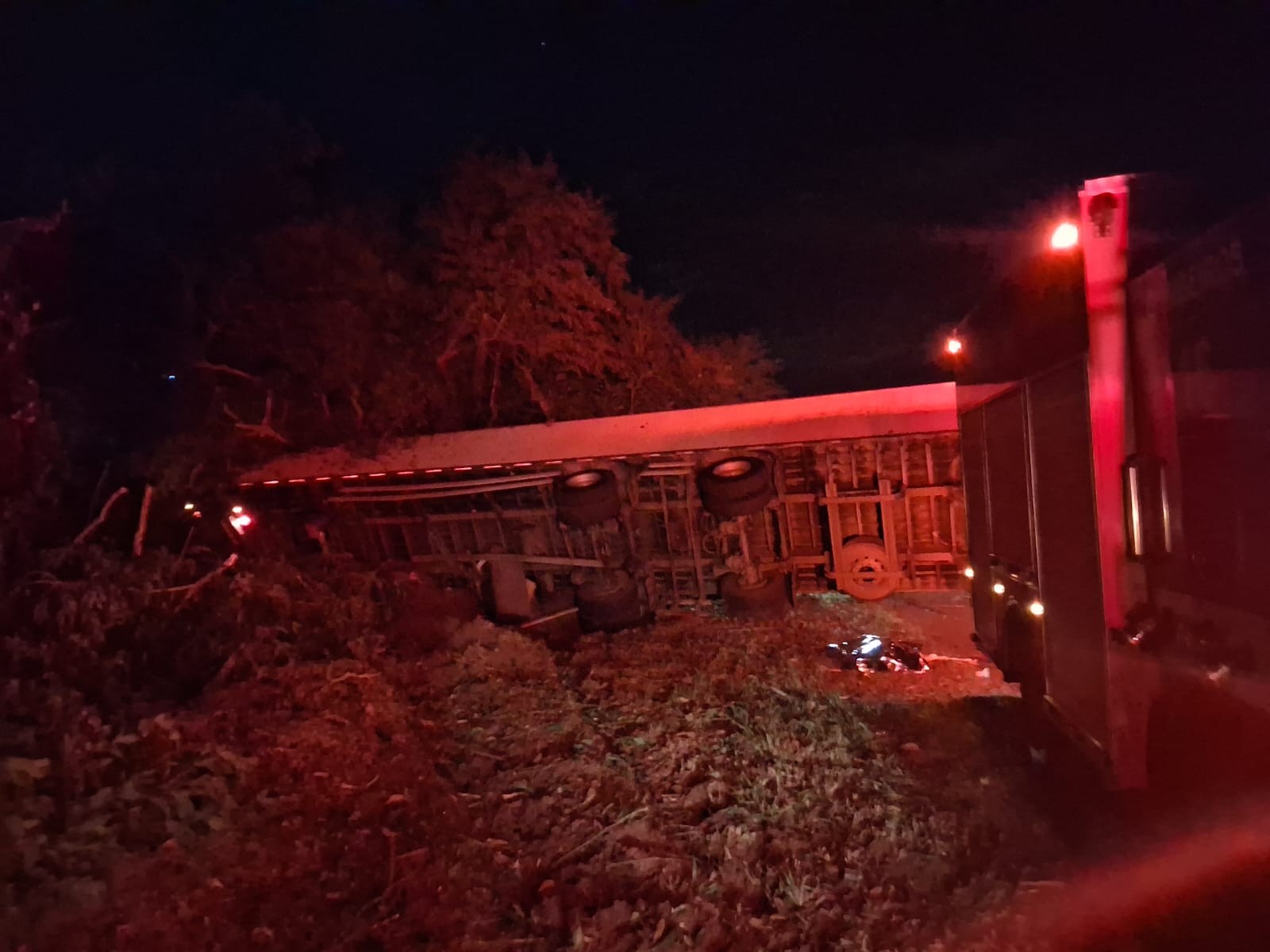 Motorista morre após caminhão tombar em acidente na SP-225 no interior de SP