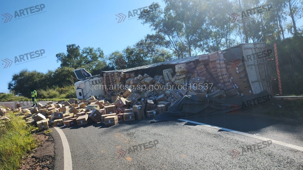 Carreta carregada com 22 toneladas de peças tomba em curva e bloqueia alça de acesso em Rancharia (SP) — Foto: Reprodução/Artesp