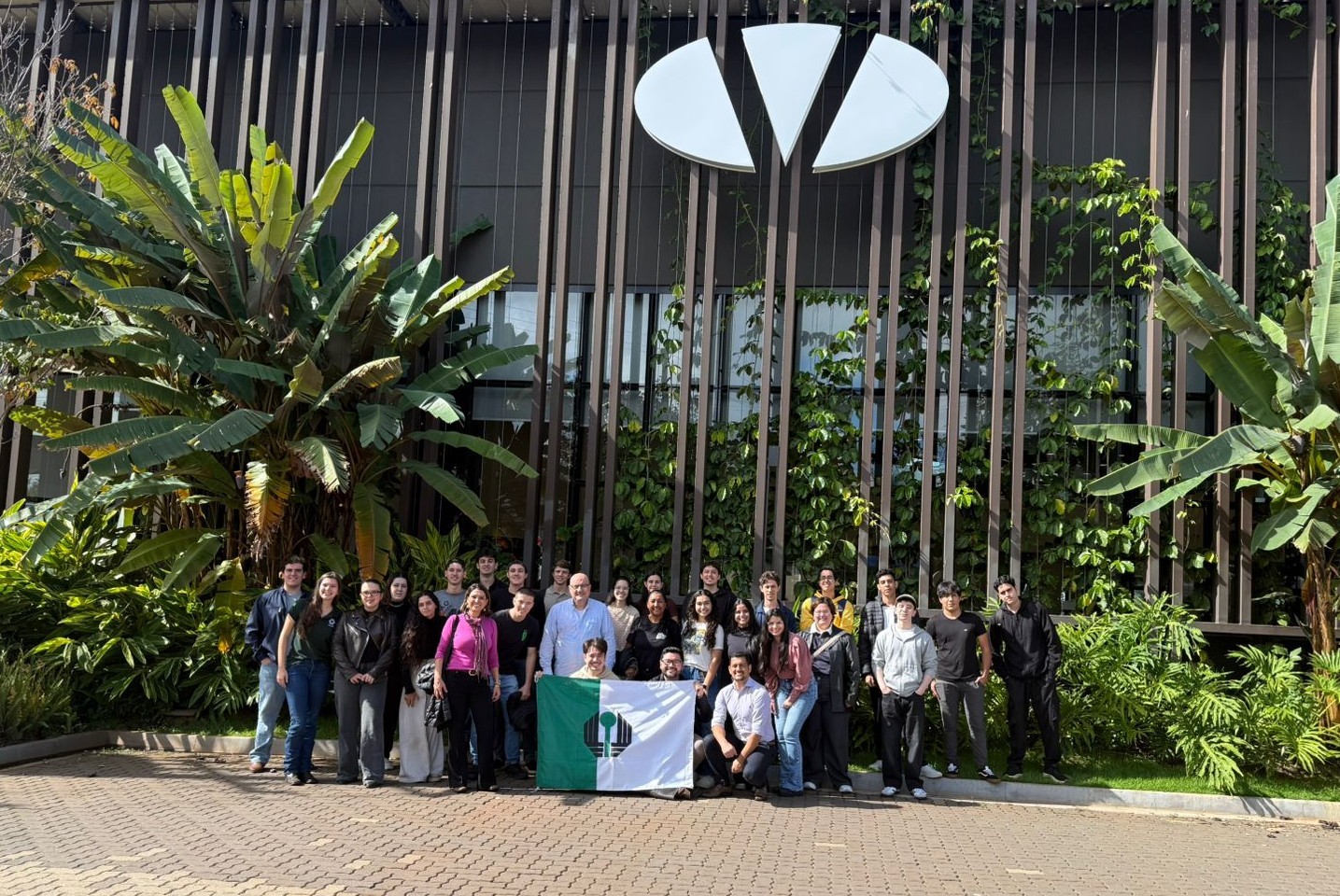 Vectra recebe estudantes para bate-papo sobre gestão de projetos