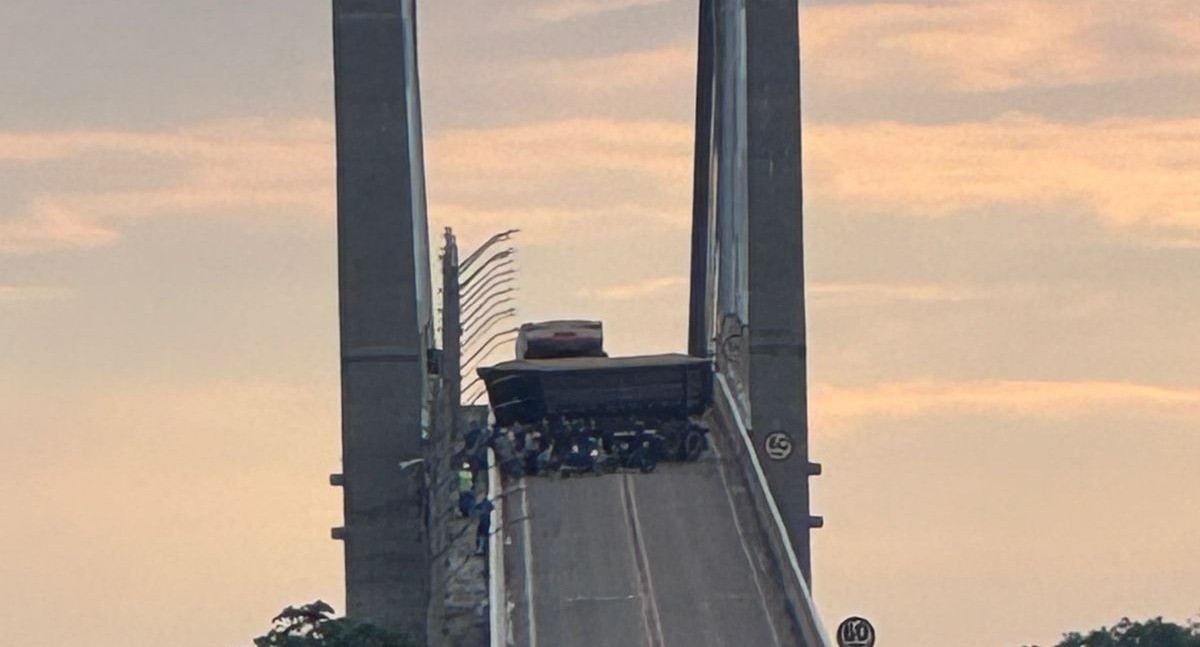 Acidente com carreta interdita rodovia PA-483 nos dois sentidos