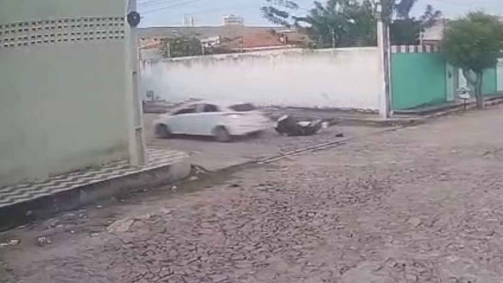 Motorista atropela casal em moto, foge e quase atropela crianças no Ceará; vídeo