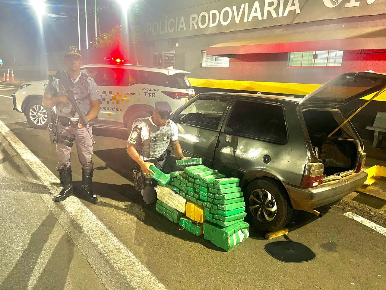 Motorista é preso com mais de 110kg de maconha na Rodovia Assis Chateaubriand, em Indiana