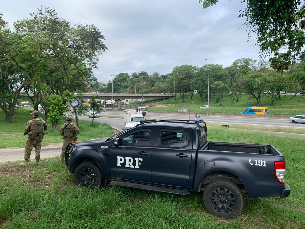 Agentes da PRF atuam na BR 040, na altura do viaduto do carvalhão, em Duque de Caxias, no Rio de Janeiro — Foto: Douglas Lima / TV Globo