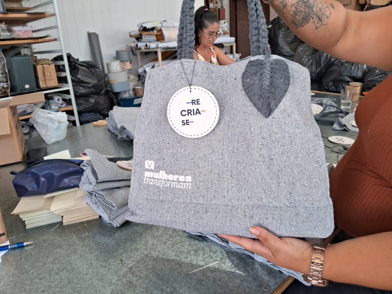 Projeto social transforma resíduos têxteis em bolsas e mochilas sustentáveis no RS