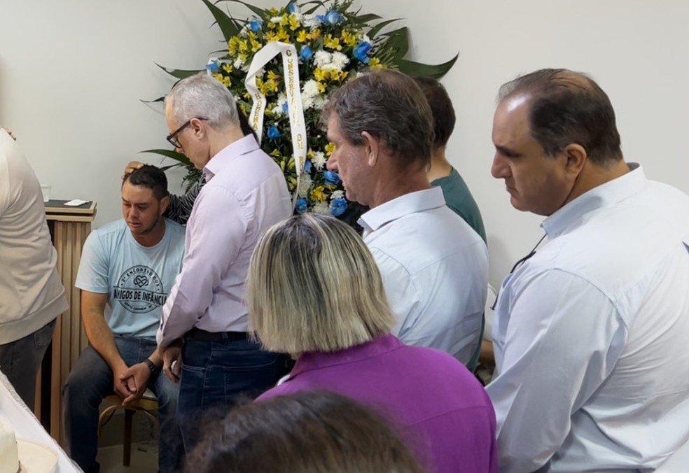 O ex-marido de Raquel, Romero Xavier, permaneceu ao lado do caixão com o pai de Raquel, o deputado estadual Gilberto Cattani. — Foto: Luísa Câmara