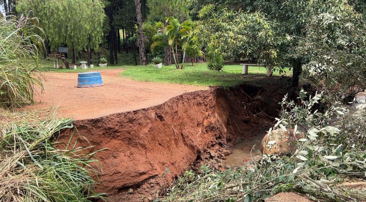 Ponte é destruída por forte chuva e prejudica acesso na zona rural de São Manuel