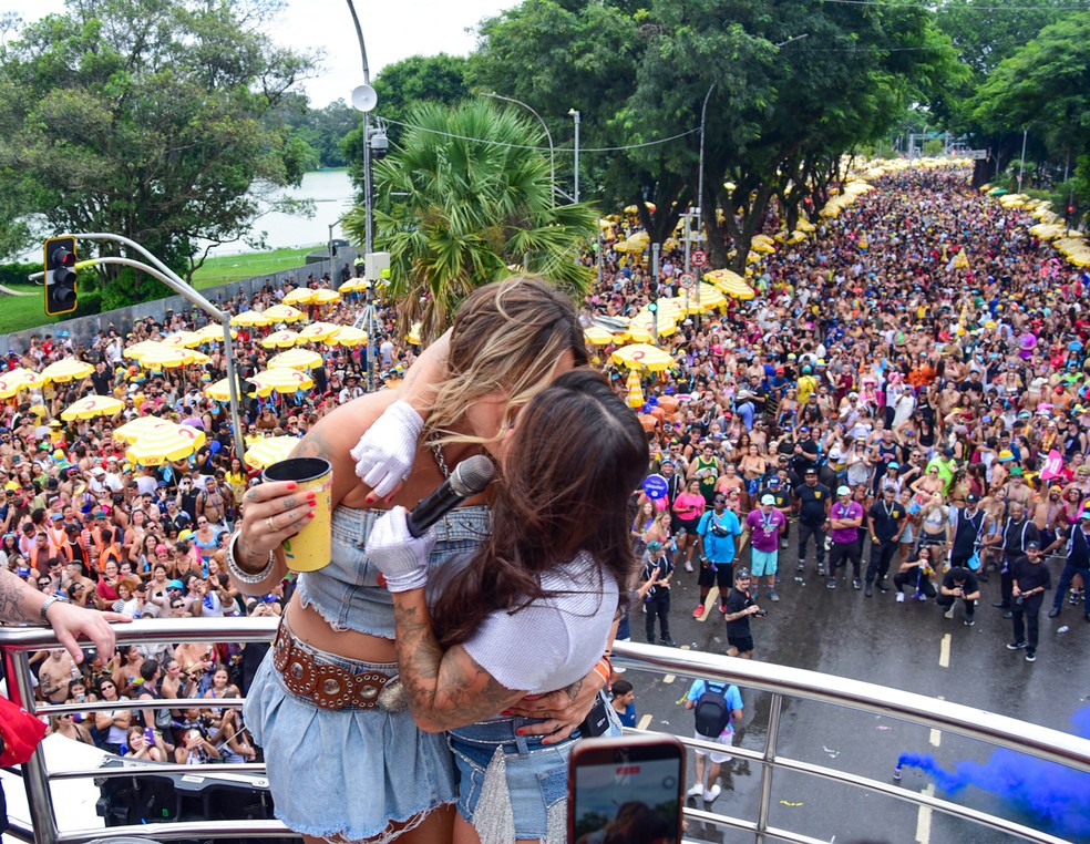 Lauana Prado anuncia sexo de bebê ao lado de Tati Dias no bloco Carna Lau, em São Paulo. — Foto: Edu Araujo/Agnews