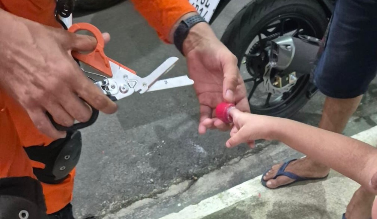 Criança de 4 anos tem dedo preso em frasco de plástico e é socorrida por bombeiros em Manaus
