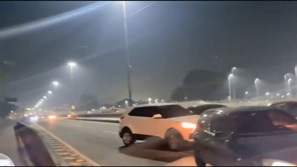 Carros voltam na contramão na Avenida Brasil — Foto: Reprodução