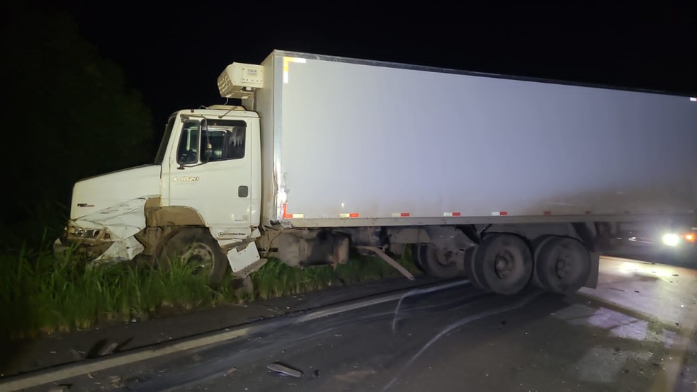 Acidente aconteceu na noite de ter&ccedil;a-feira (7)  &mdash; Foto: Pol&iacute;cia Militar Rodovi&aacute;ria/Divulga&ccedil;&atilde;o