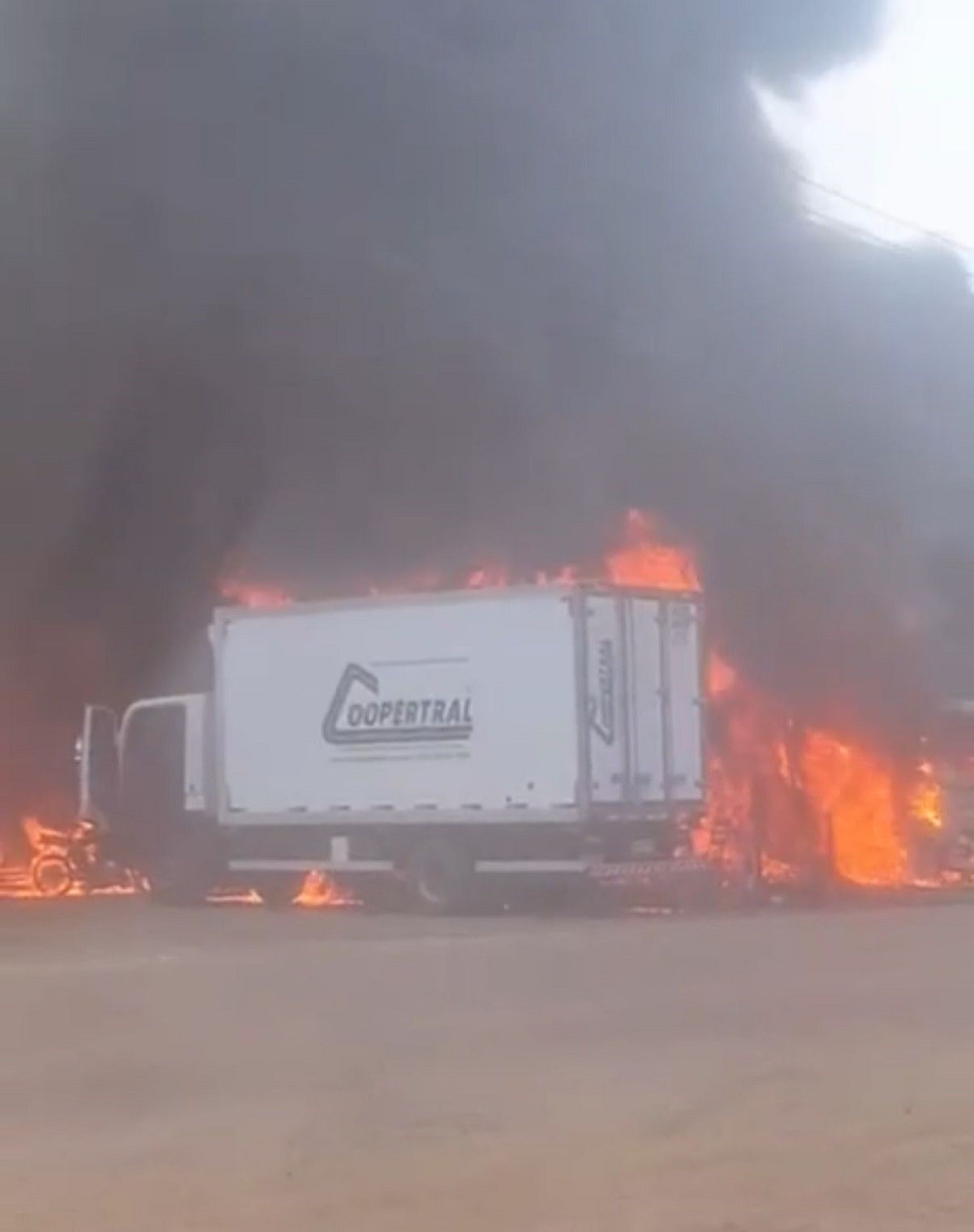 Nove motos e dois caminhões são destruídos por incêndio em frente a fábrica de alimentos em MG