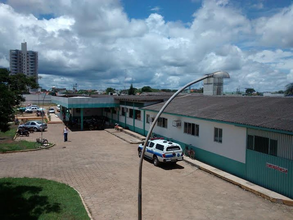 Homem que teve mais da metade do corpo queimado pela a mulher é internado na UTI do Hospital Regional de Vilhena com queimaduras de 1º e 2º grau. — Foto: Jonatas Boni/G1