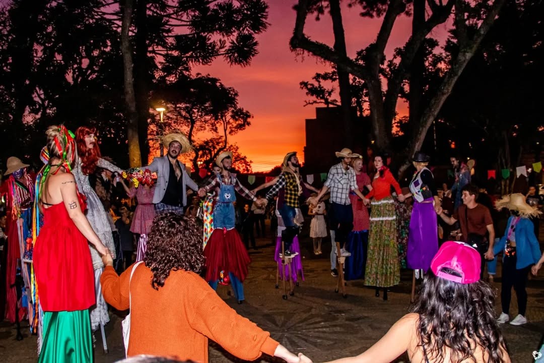 'Arraiá nas alturas': trupe de Curitiba celebra festa junina em pernas-de-pau