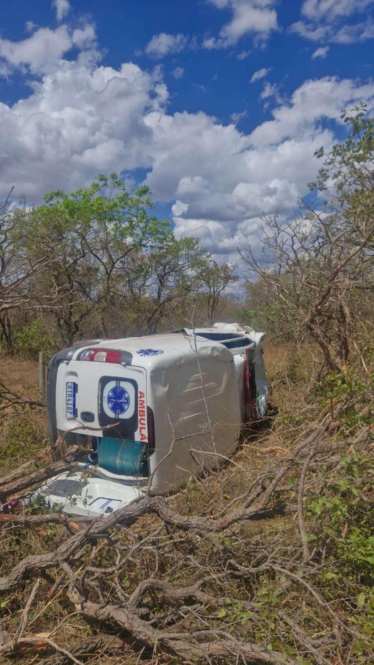 Ambulância que transportava paciente oncológico em maca capota na MG-202 e deixa três feridos