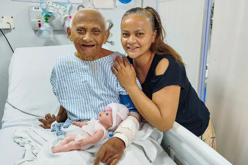 Idosa com Alzheimer emociona ao levar boneca para o centro cirúrgico em hospital do Pará
