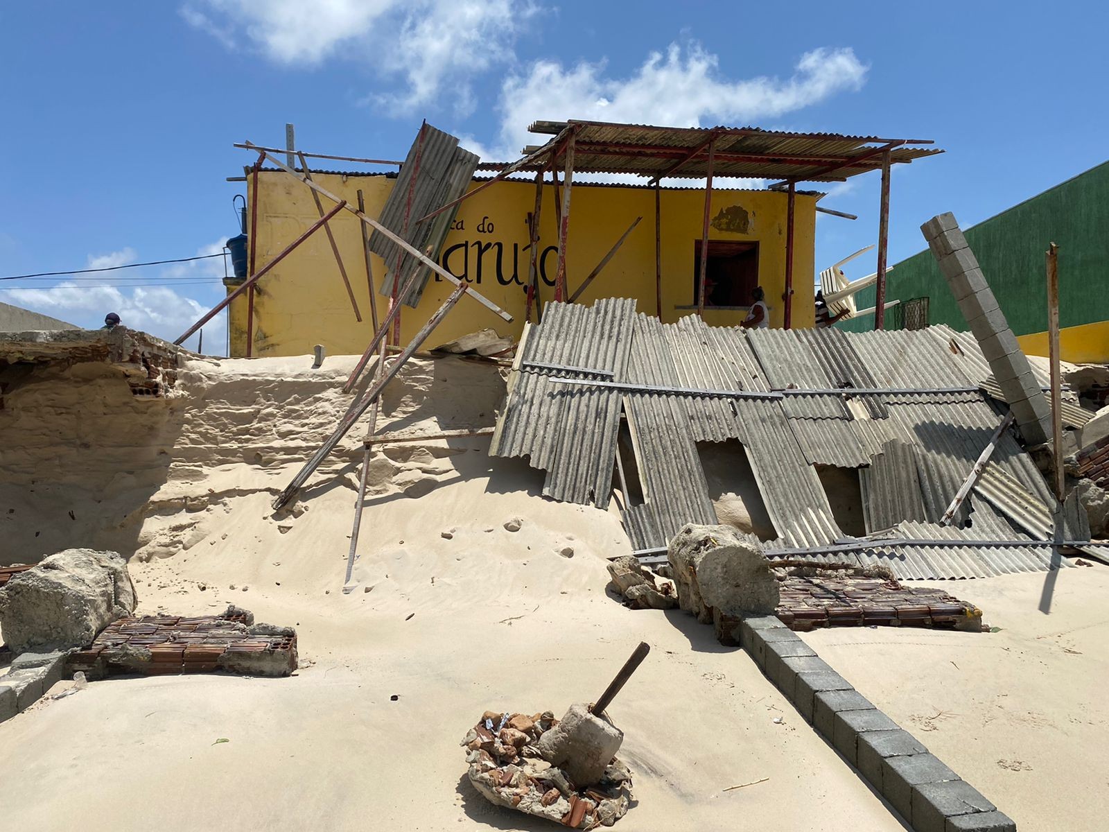 Maré sobe e destrói quiosques na praia de Redinha Nova, em Extremoz