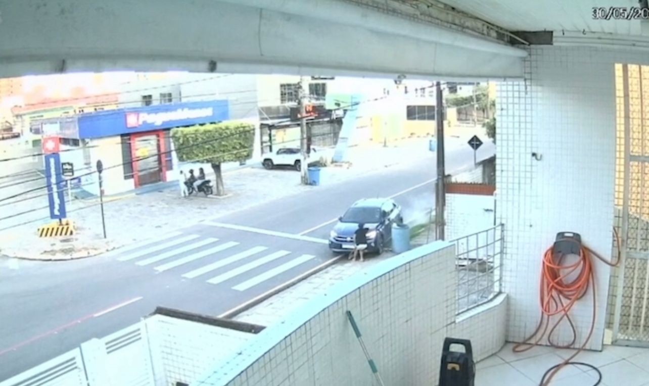Zelador é atropelado durante limpeza de calçada de prédio, em João Pessoa; VÍDEO
