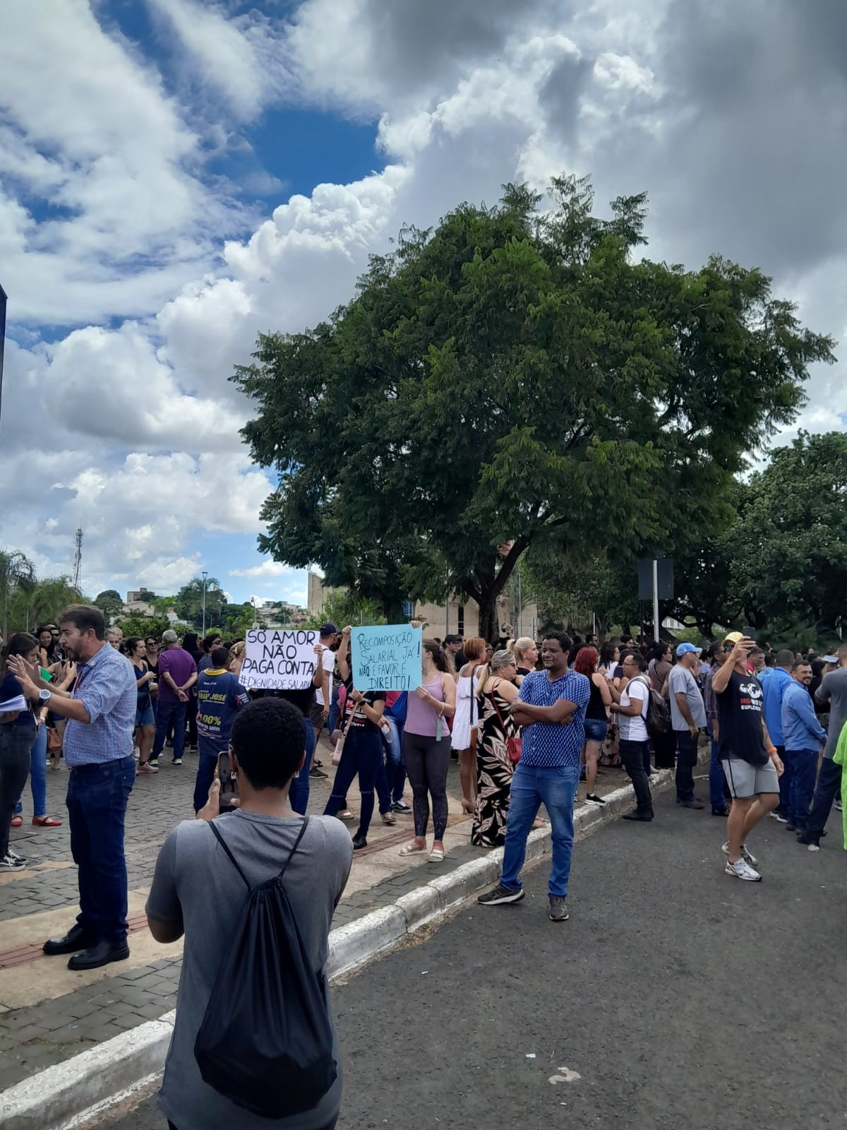 Servidores estaduais da educação de Uberlândia e Uberaba aderem greve de 48 horas