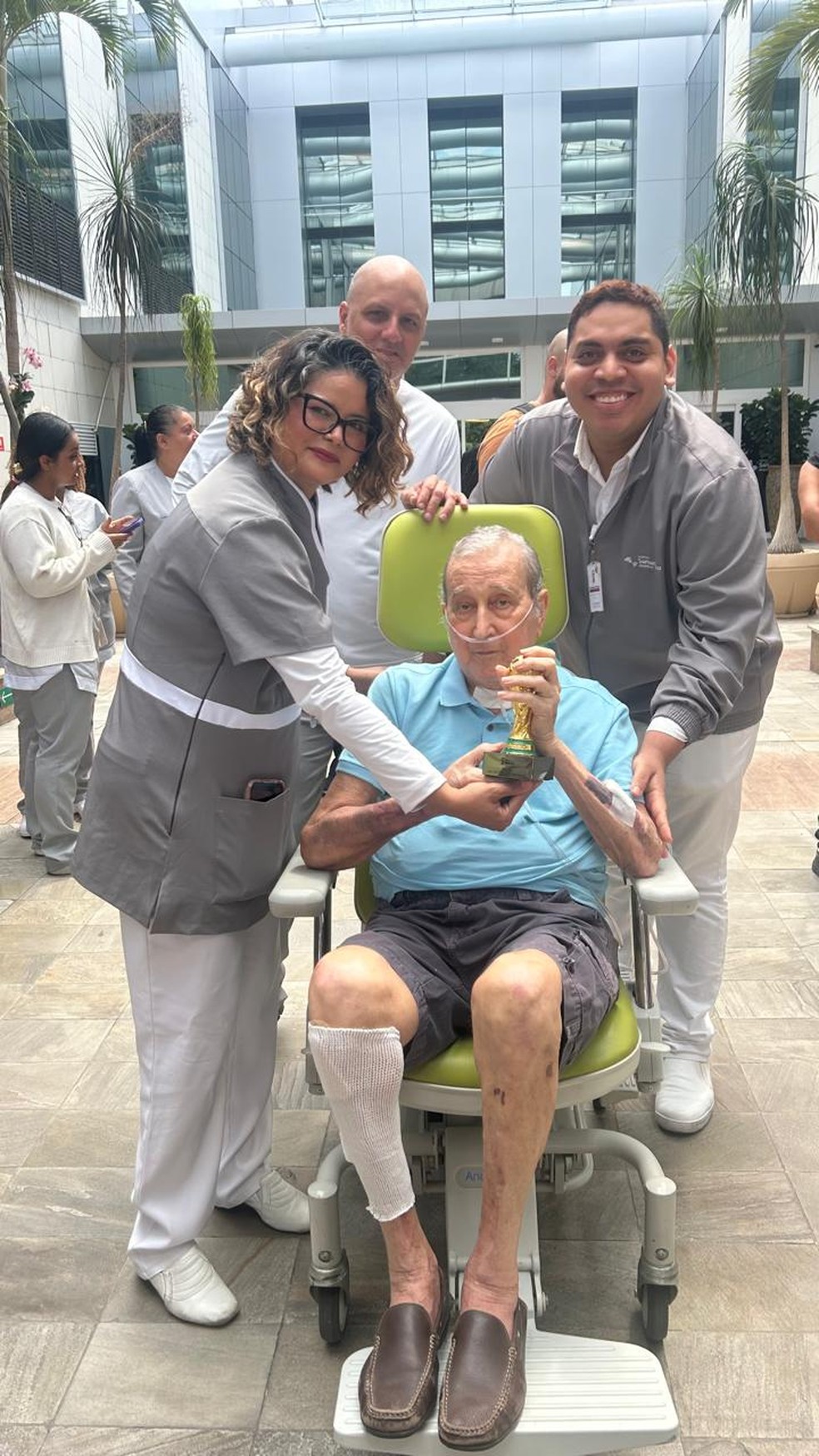 Carlos Alberto Parreira recebe alta após quase 3 meses internado — Foto: Divulgação