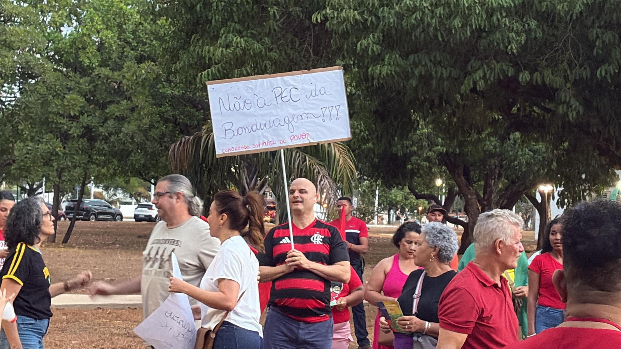 Grupo faz ato contra Projeto da Anistia e PEC da Blindagem, em Palmas