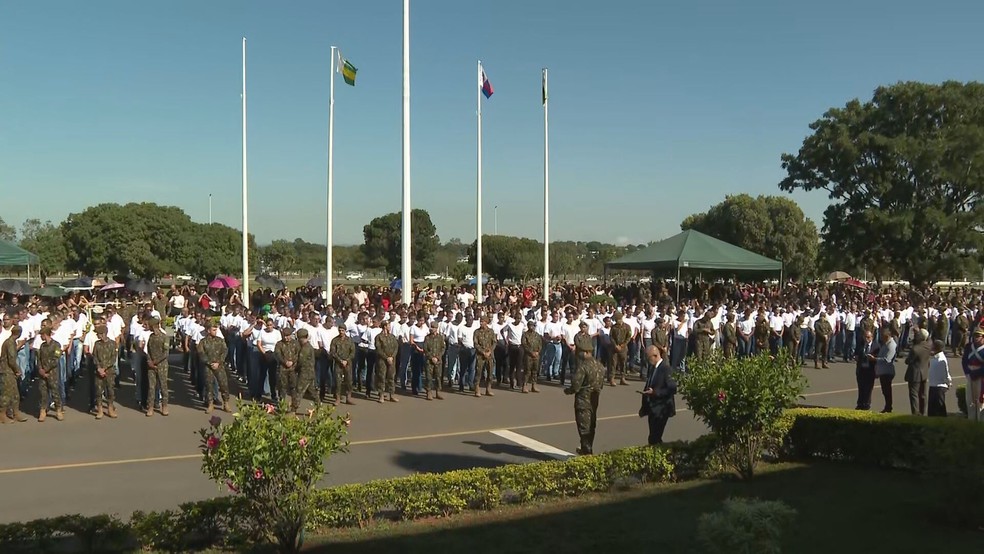 Cerimônia de incorporação feminina ao serviço militar — Foto: TV Globo/Reprodução