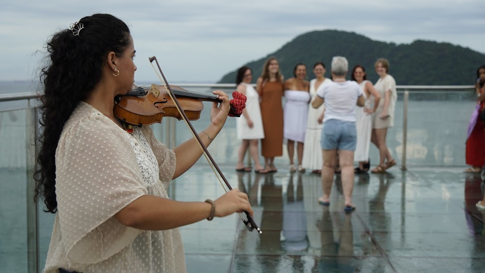 Mirante das Galhetas terá flautista e violinista neste sábado — Foto: Divulgação/Prefeitura de Guarujá