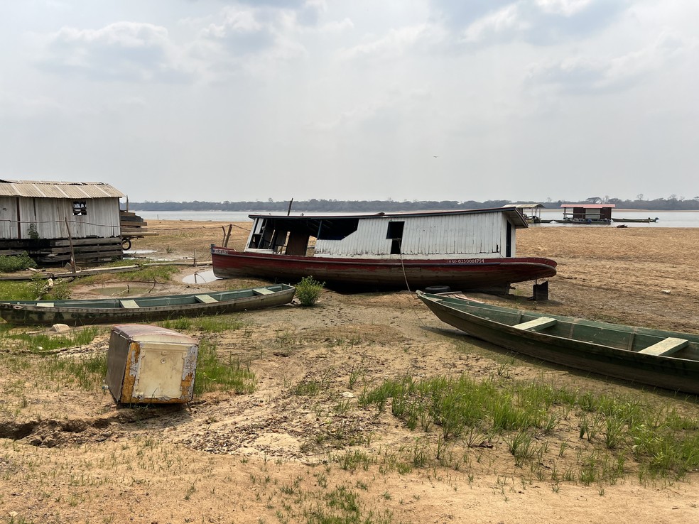 Barcos e flutuantes encalhados aonde costumava ter água no Rio Branco, em Boa Vista — Foto: Caíque Rodrigues/g1 RR