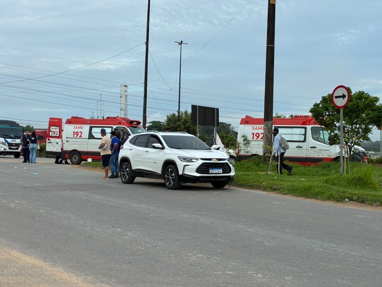 Duas pessoas ficam gravemente feridas em acidente entre carro e moto na Zona Leste de Manaus
