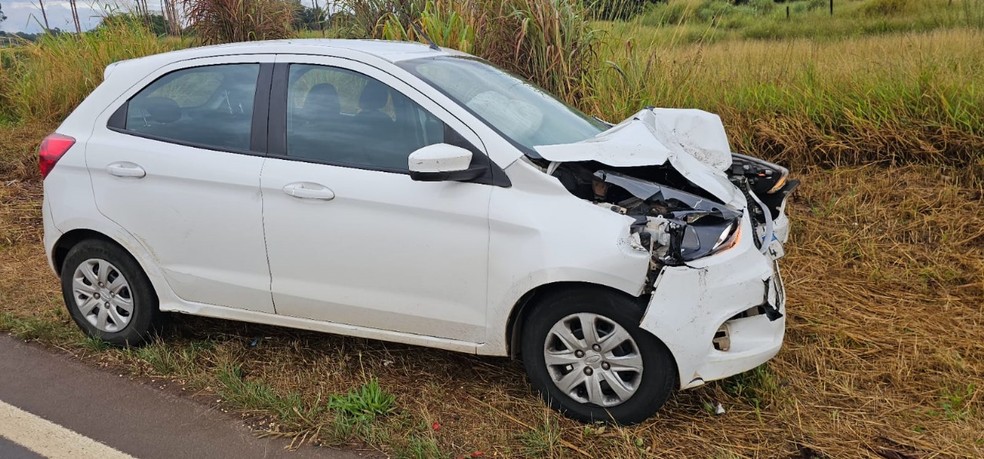 Carro de aplicativo ficou com a frente destruída no impacto — Foto: Corpo de Bombeiros/Divulgação