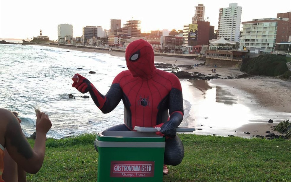 Vestido de Homem-Aranha, gastrólogo vendia 'comida geeks' em Salvador — Foto: Arquivo pessoal