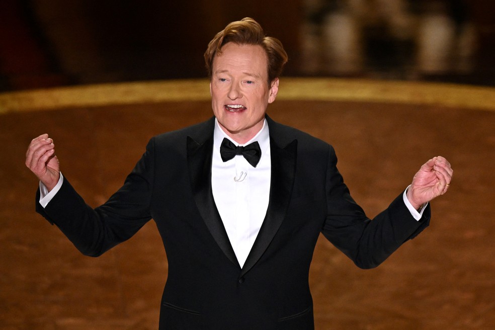 Conan O'Brien começa apresentação do Oscar 2025 — Foto: PATRICK T. FALLON / AFP