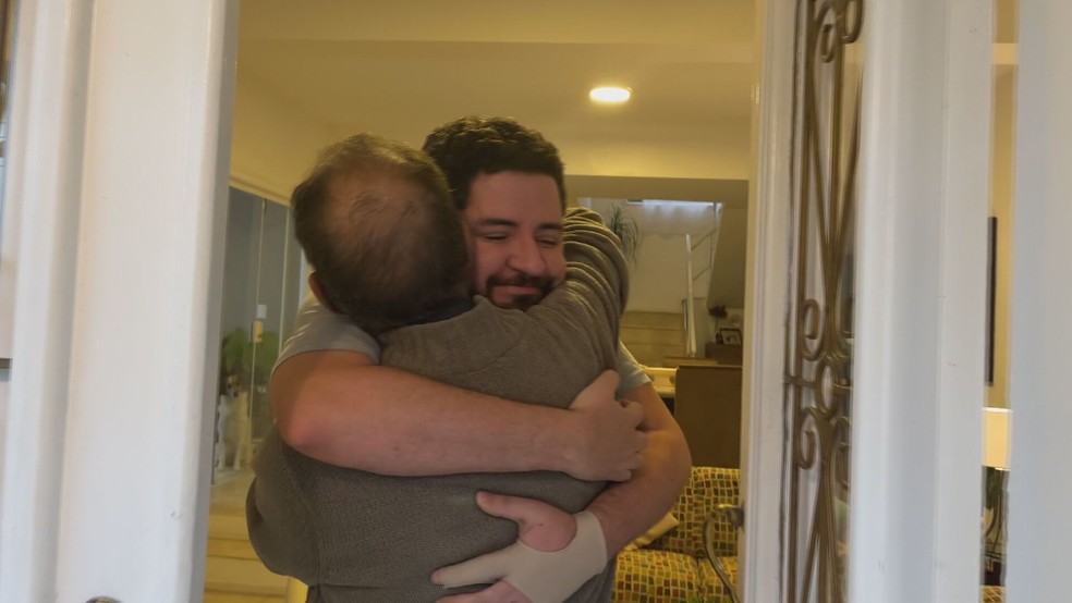 Paulo recebe um abraço do filho, Gabriel — Foto: Carlos Henrique Dias/g1