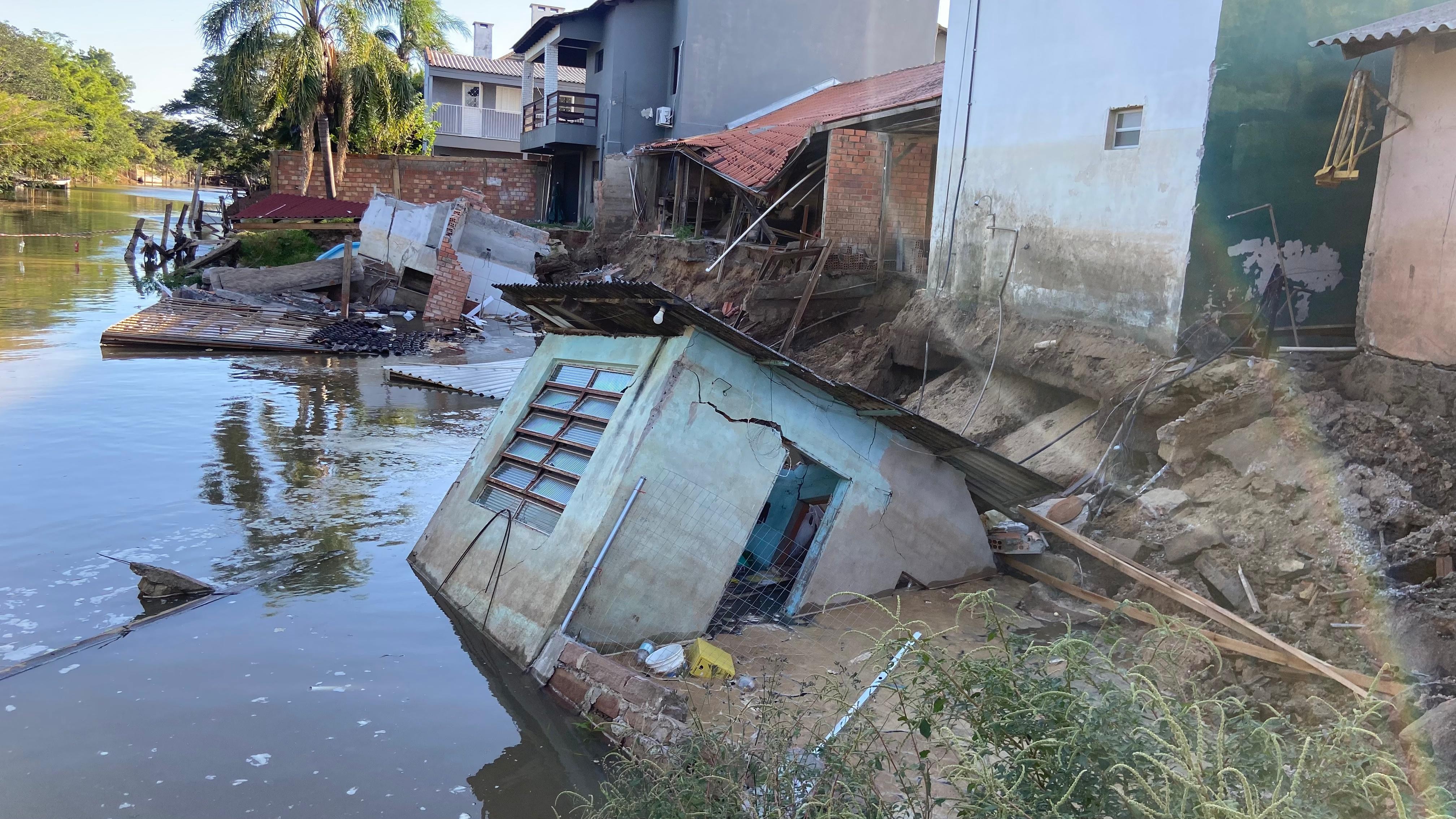 Três casas desabam às margens do Rio Jacuí, em Eldorado do Sul