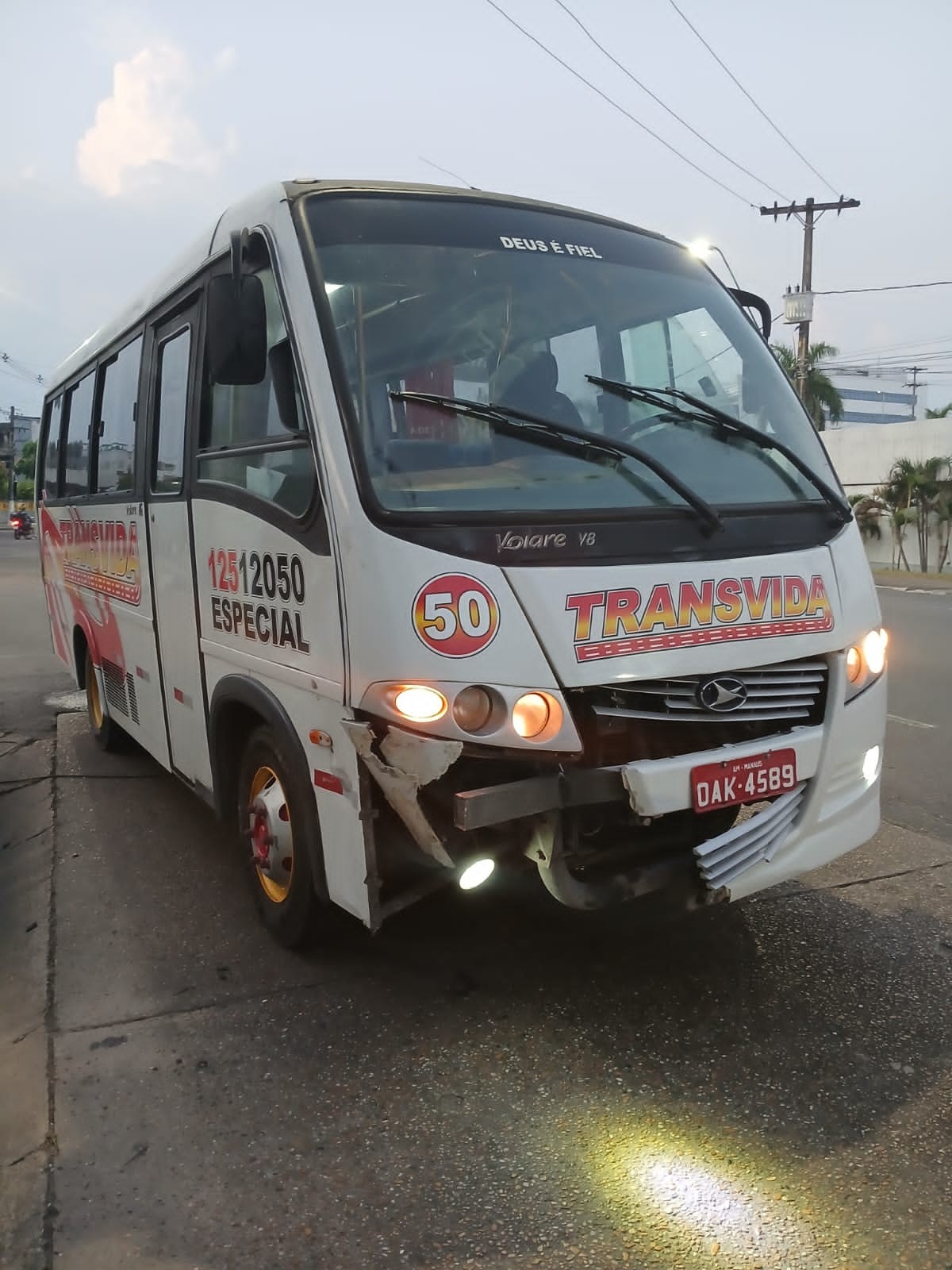 Acidente entre moto e micro-ônibus deixa homem ferido na Zona Centro-Sul de Manaus