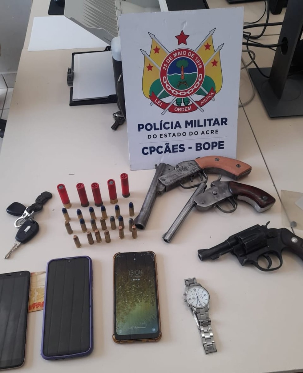 Polícia Apreendeu armas e munições que seriam usadas em retaliação  — Foto: Arquivo/PM-AC