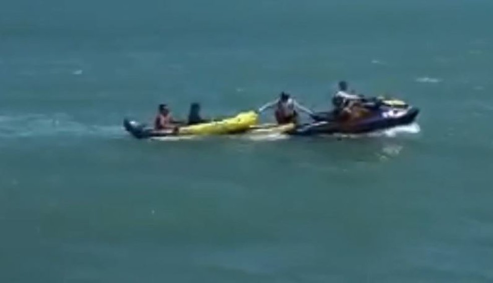 Casal é resgatado após ficar à deriva em caiaque no mar da Praia de Iracema. — Foto: Guarda Municipal/ Divulgação