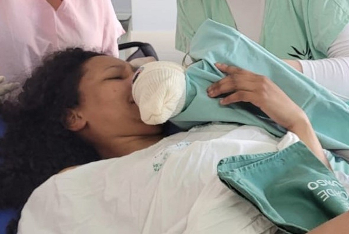 Mãe dá à luz na parada de ônibus em frente a hospital no RS