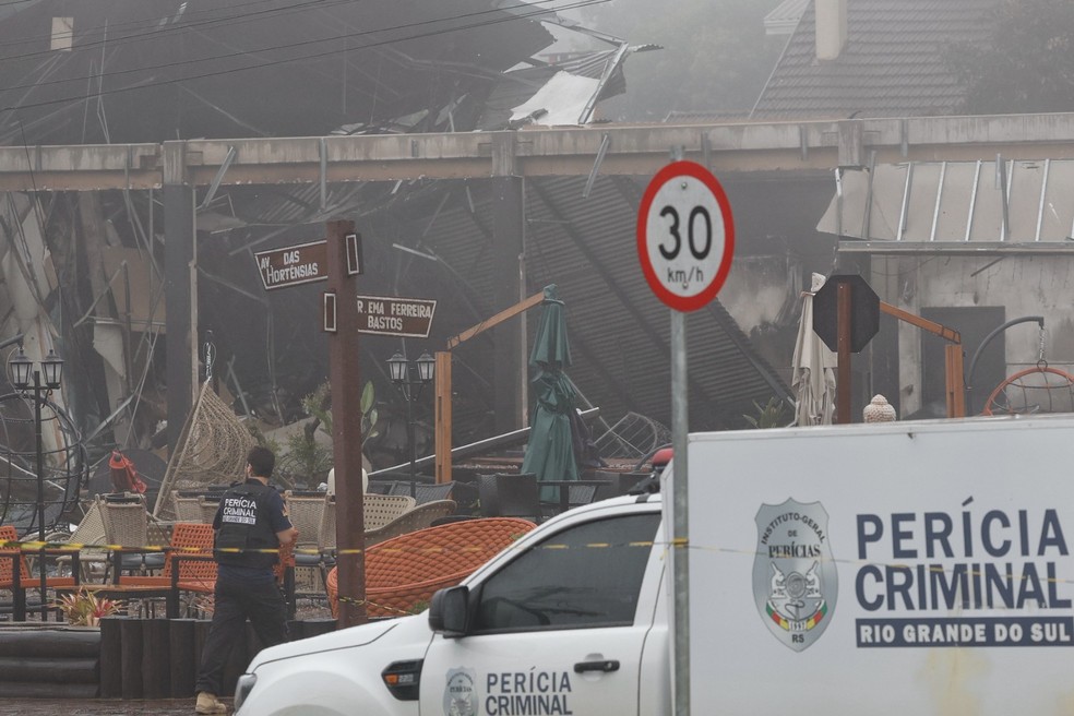 Estrutura destruída após queda de avião no centro de Gramado — Foto: Mateus Bruxel/Agência RBS