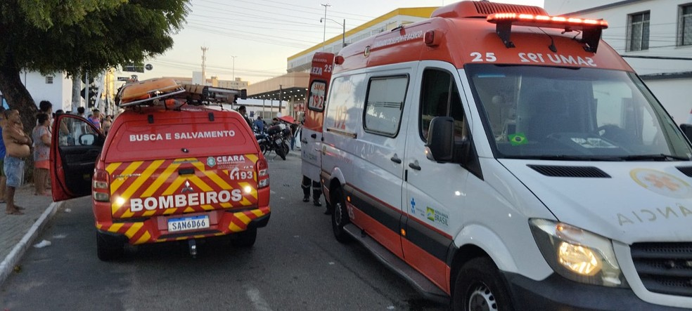 Bombeiros e Samu atenderam vítimas de acidente entre trem e topique em Fortaleza. — Foto: Corpo de Bombeiros/Reprodução